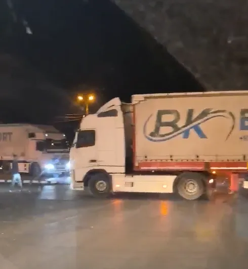 Фуры на мосту через ВДСК в Волгограде