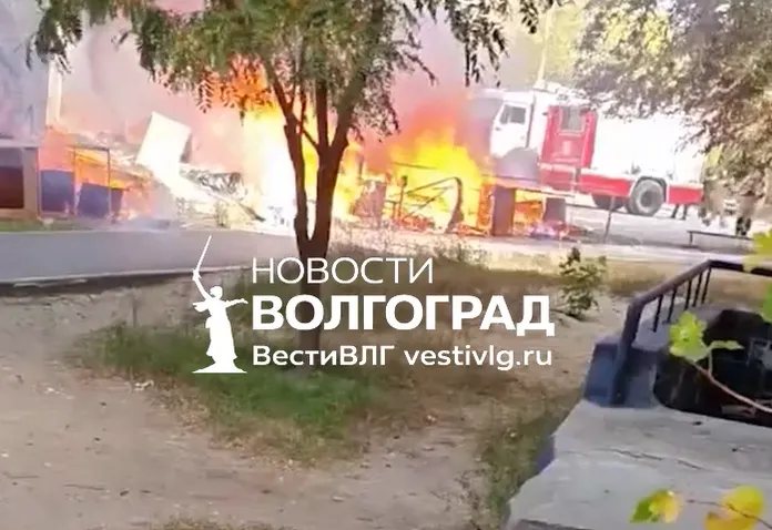 Пожар на стихийной свалке на улице Краснополянской в Волгограде