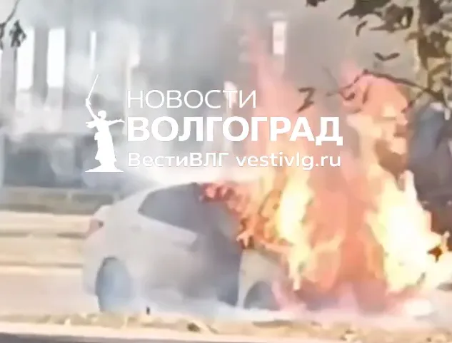 Автомобиль загорелся на проспекте Ленина в Волгограде