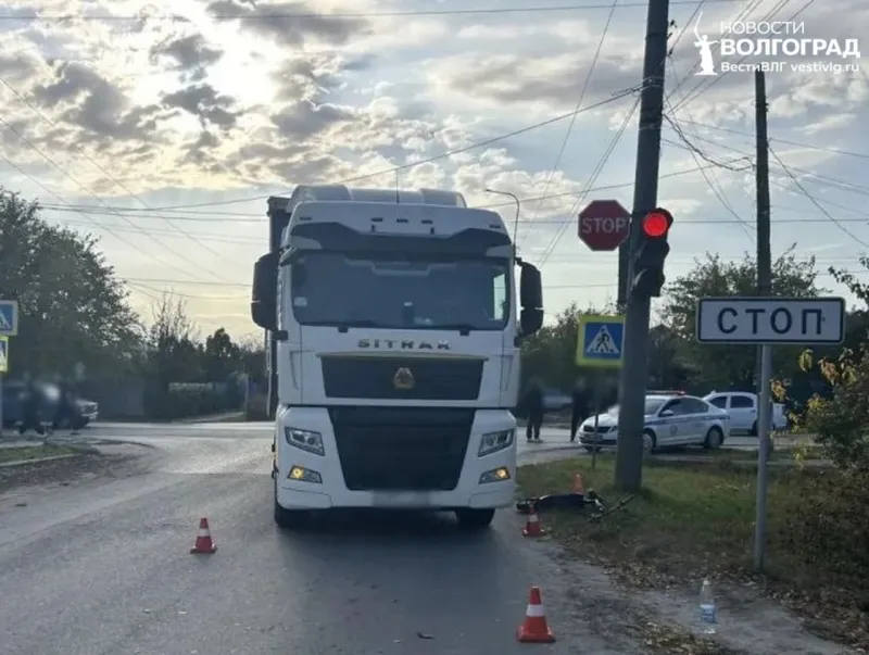 ДТП с участием грузовика и подростка на самокате в Михайловке