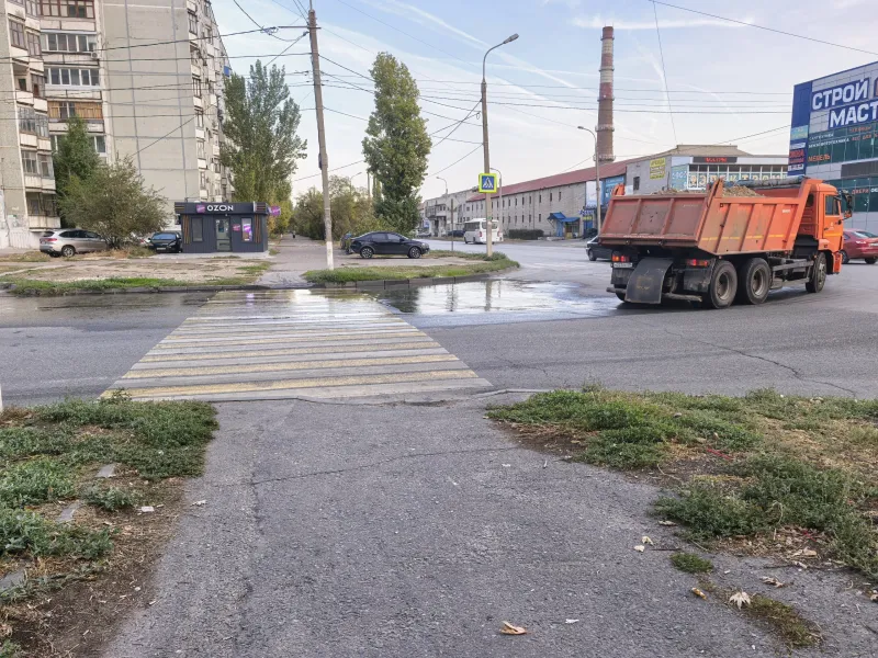 Прорыв трубы на бульваре Энгельса в Волгограде