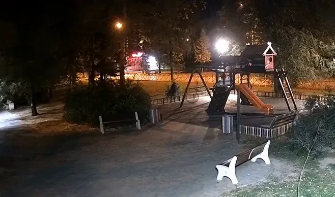 Детские качели в сквере Волжского