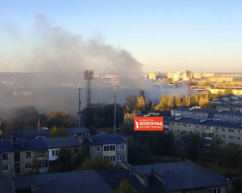 Густой дым над жилой застройкой в Тракторозаводском районе Волгограда