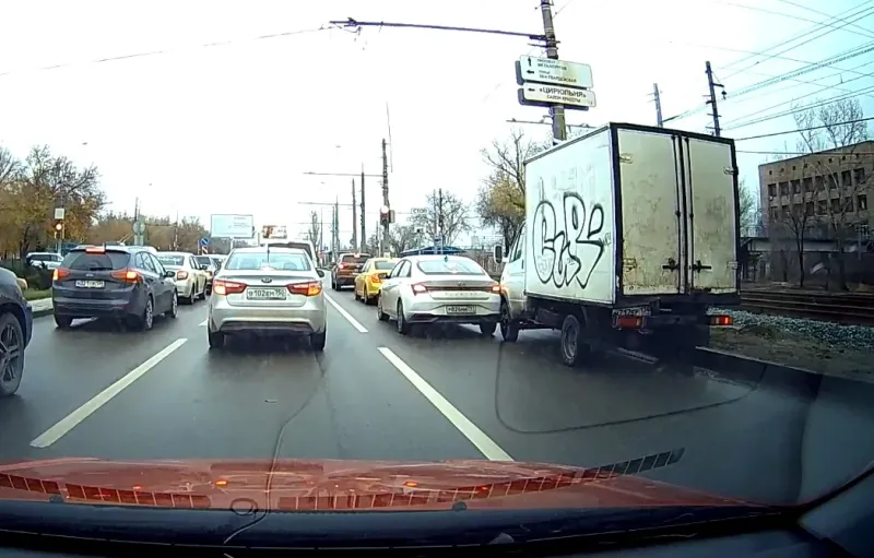 ВИДЕО: Авария на остановке 39-й Гвардейской