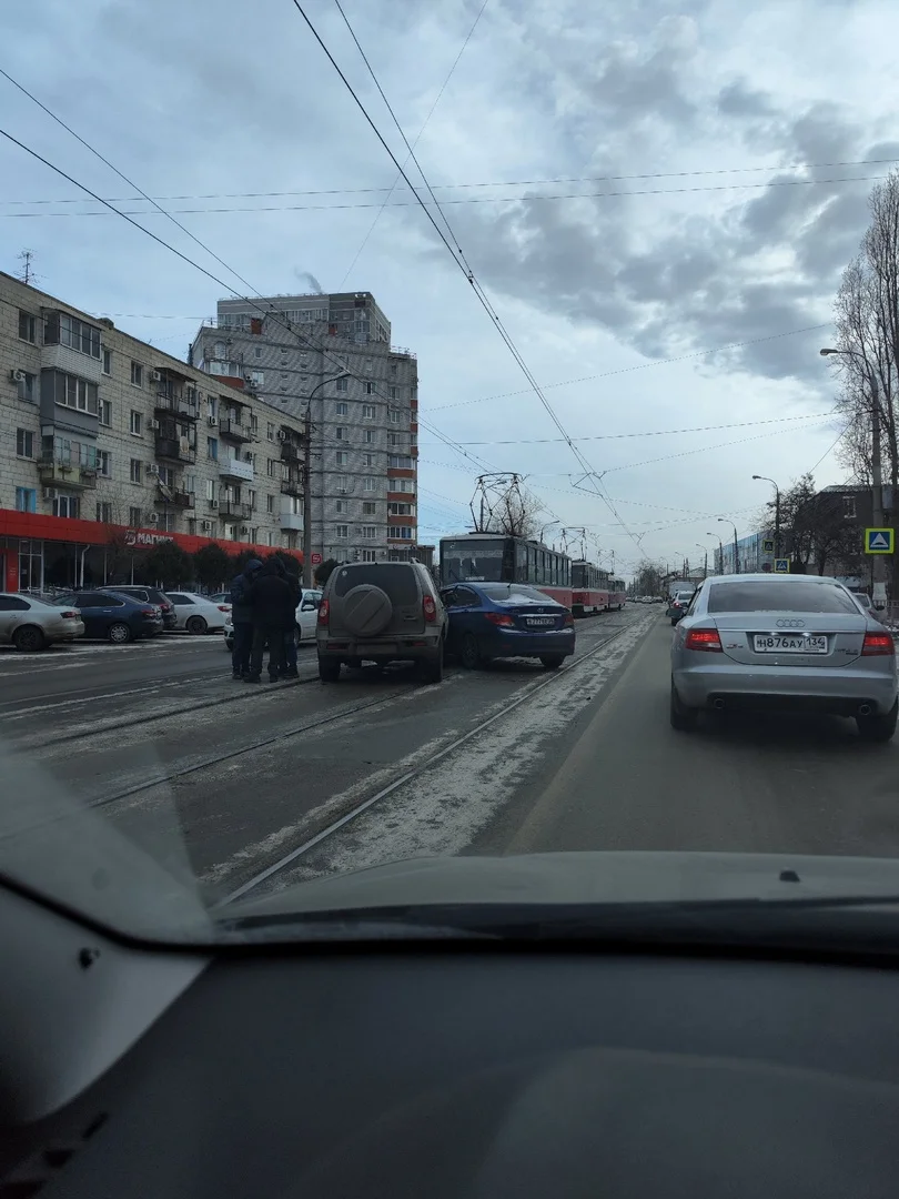 ДТП: Столкновение Нивы и Hyundai по улице Ангарская 114 на трамвайных путях