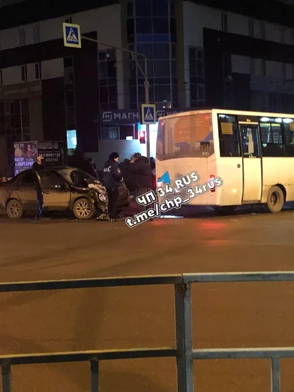 ДТП у ТЦ "ГерМес" в Волжском: Столкновение легкового автомобиля с автобусом
