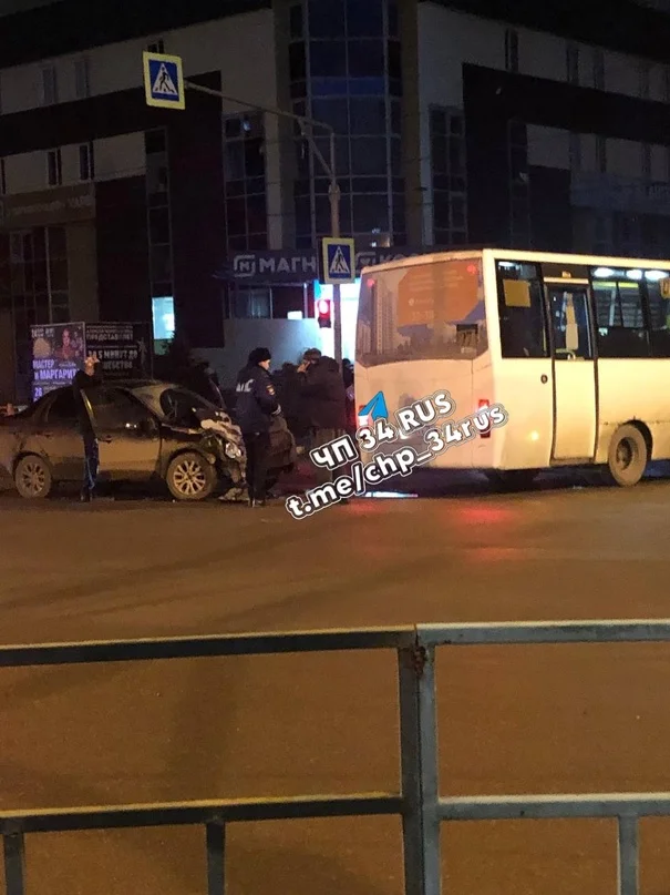 ДТП у ТЦ “ГерМес” в Волжском: Столкновение легкового автомобиля с автобусом