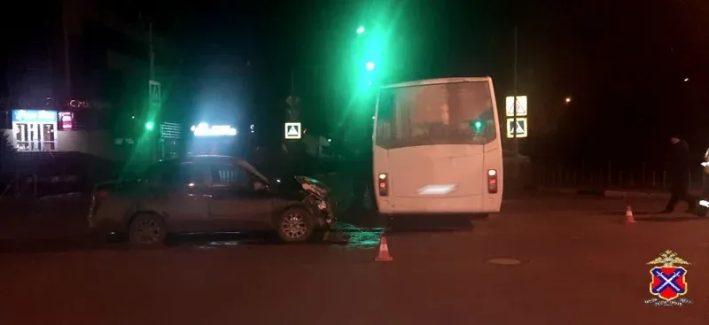 ДТП в Волжском: Столкновение автобуса и легковушки на перекрестке улиц Мира и Нариманова