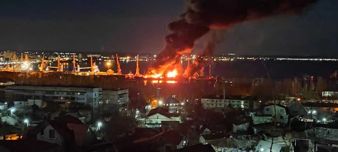 ФОТО: порт в Феодосии в огне