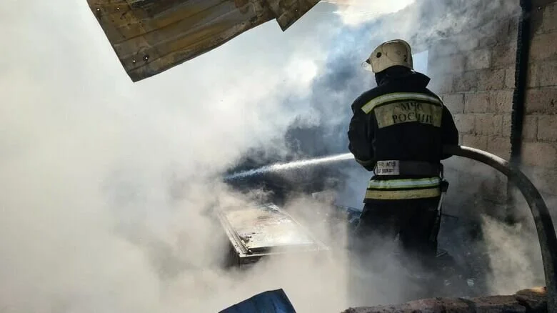 Трагедия в Калачевском районе Волгоградской области: в ночном пожаре погибли женщина и двое детей