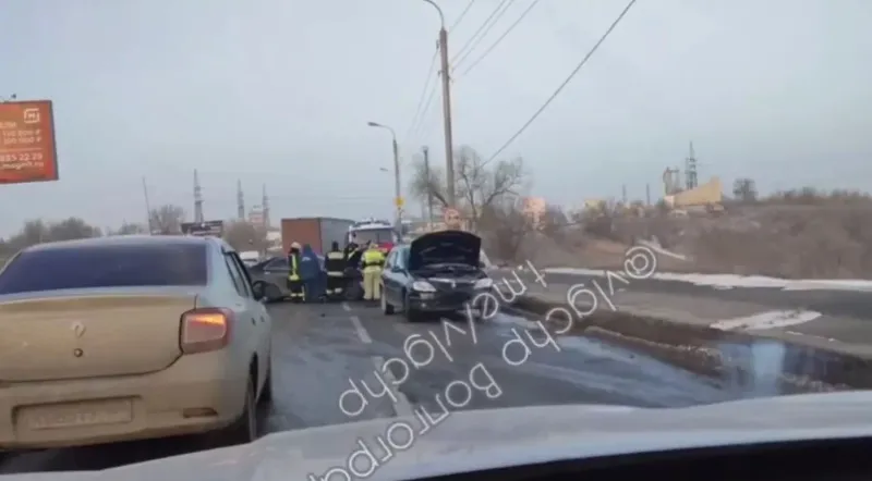 Столкновение легковушек в Тракторозаводском районе Волгограда: чудом обошлось без пострадавших