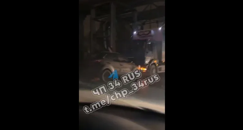 Столкновение на 7-ой автодороге у Лукойла в Волжском: ДТП с участием грузовика и кроссовера