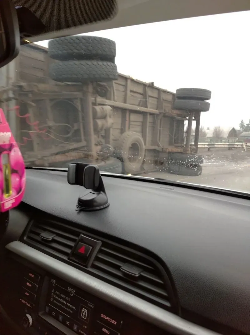 В Еланском районе ДТП, перевернулся грузовой прицеп