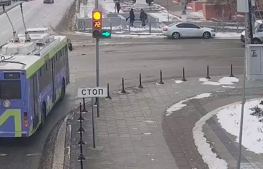ДТП в Тракторозаводском районе: столкновение «Шкоды» и микроавтобуса «Мерседес», пострадала пассажирка