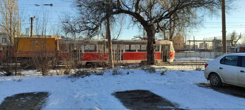 В Ворошиловском районе восстанавливают движение после схода трамвая с рельсов