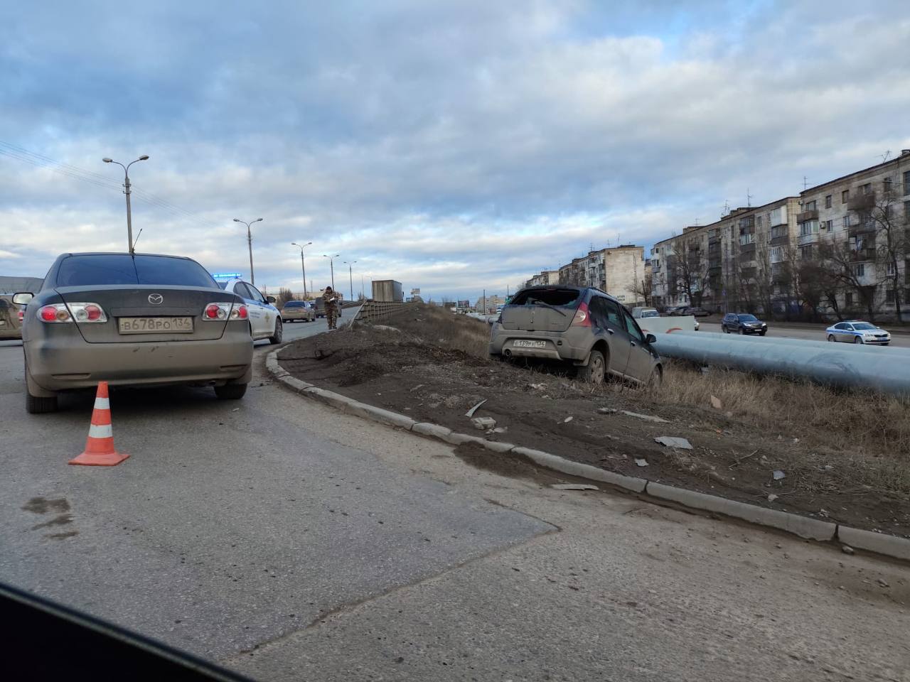 Фура протаранила легковушку на третьей продольной у съезда на ул. Землячки, 28