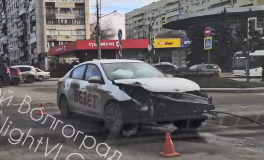 Сильное ДТП в центре Волгограда: авария на пересечении Маршала Жукова и Рокоссовского