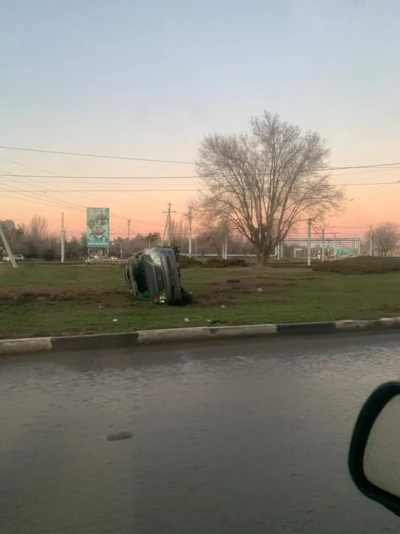 В Волжском перевернулся автомобиль на кольце ГПЗ
