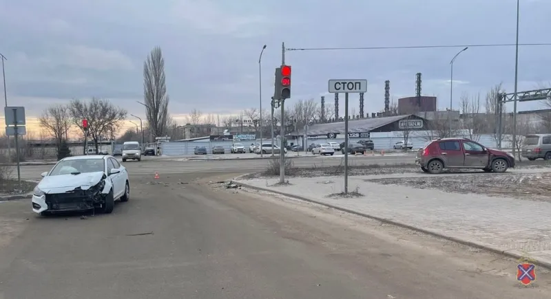 На шоссе Авиаторов столкнулись два автомобиля: пострадала пассажирка