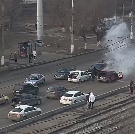 Машина дымится на Площадь Возрождения: водители спешат на помощь