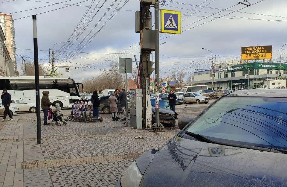 Видео столкновение такси и легковушки на Рокоссовского: автомобиль такси перевернулся после удара