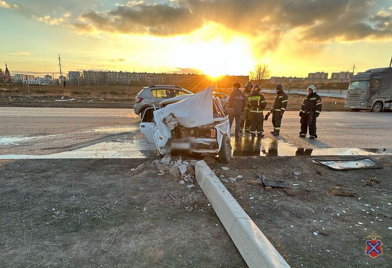 В Волжском «семерка» врезалась в столб на улице Пушкина: водитель зажат в авто