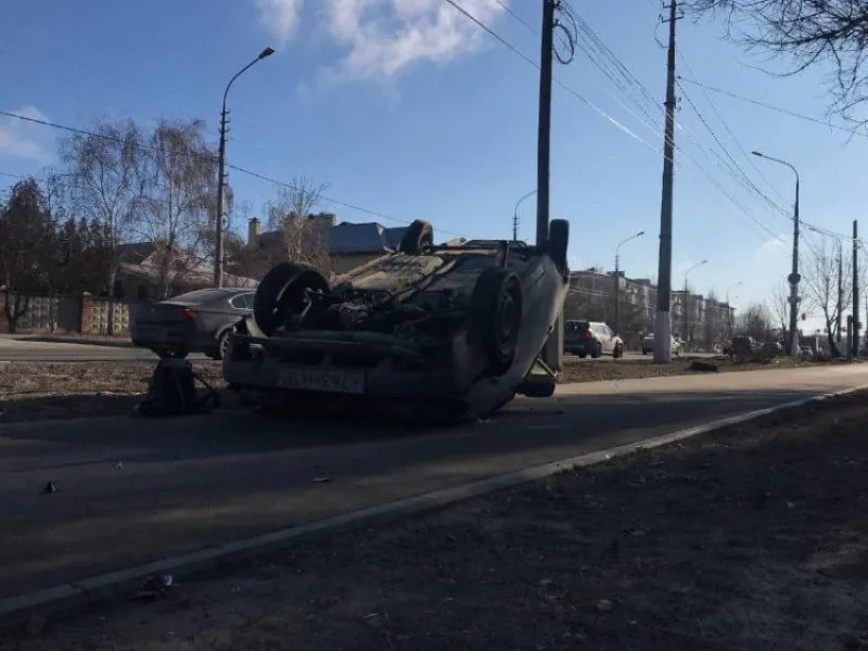 В Волжском на ул. Ленина перевернулся автомобиль из-за гололеда