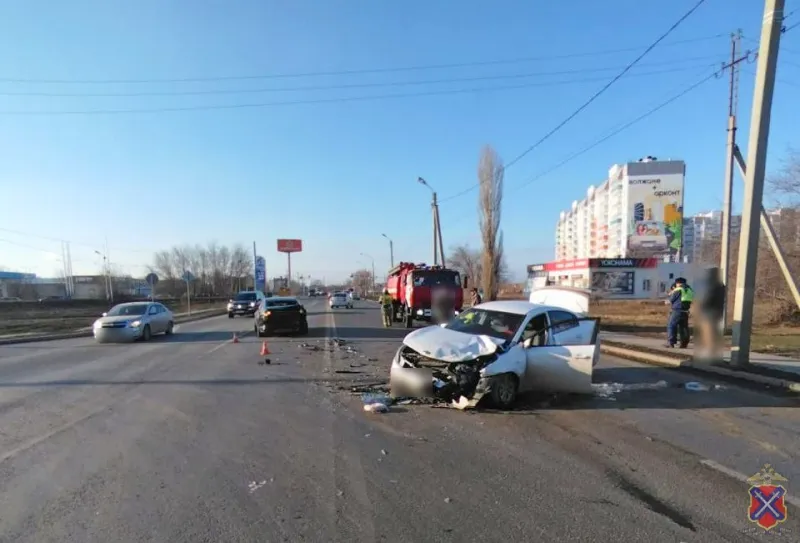 Фото с места ДТП в Волжском: столкновение «Киа» и «Джили»
