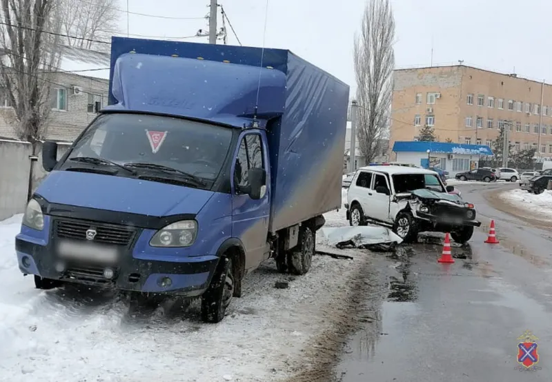 ДТП во Фролово водитель «Нивы» врезался в припаркованный «ГАЗ»