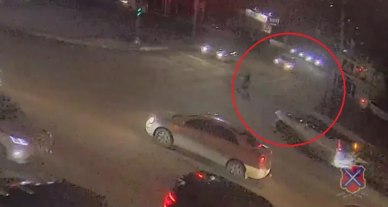 Видео: в Ворошиловском районе на улице Иркутская водитель сбил пешехода на «зебре»