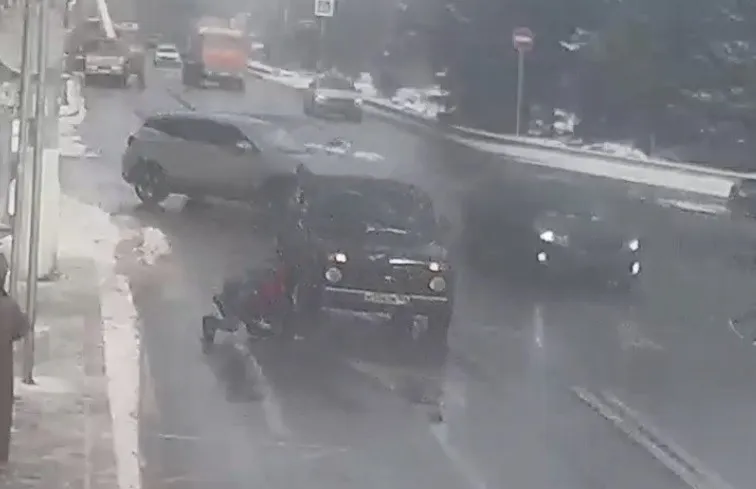 На площади Павших Борцов водитель «Нивы» сбил пешехода на переходе
