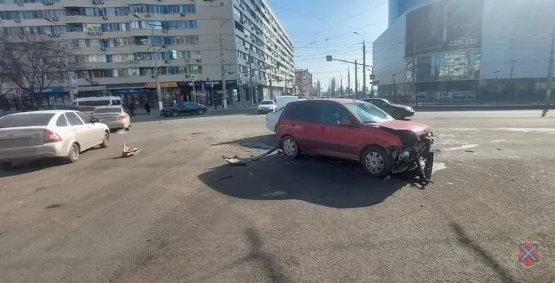 ДТП в Центральном районе на ул. Ленина: столкнулись Mercedes и Ford Fusion