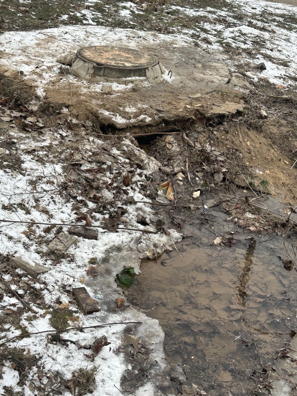 На Бульваре Энгельса уже три месяца течёт вода, создавая опасный каток