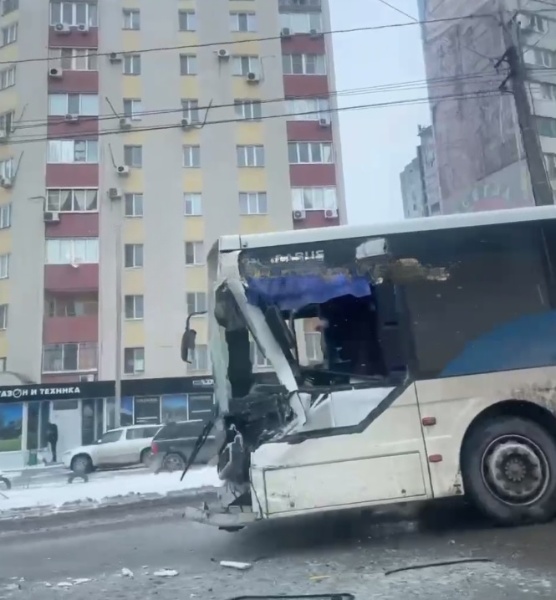 Жёсткое ДТП на СХИ: кабину автобуса сплющило