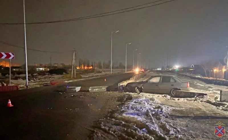 Авария на Латошинской: Hyundai Accent врезался в бетонный блок