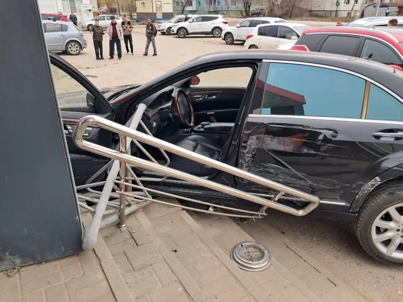 Девушка на Mercedes-Benz врезалась в три автомобиля и магазин в Краснослободске