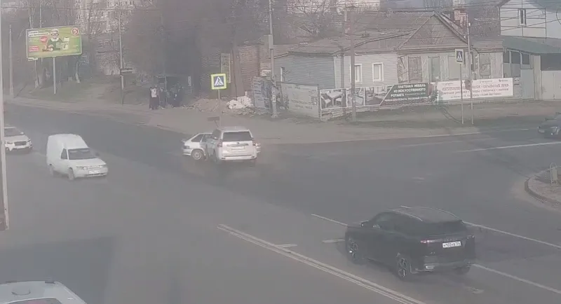 ДТП на Череповецкой внедорожник на красный свет протаранил ВАЗ