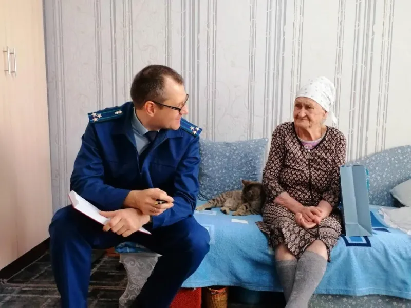 Прокурор Октябрьского района встретился с инвалидом детства, пострадавшим в годы войны