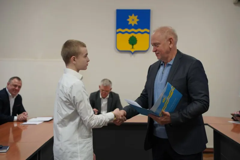 Герой среди нас: в Волжском подросток спас женщину от нападения и получил награду!