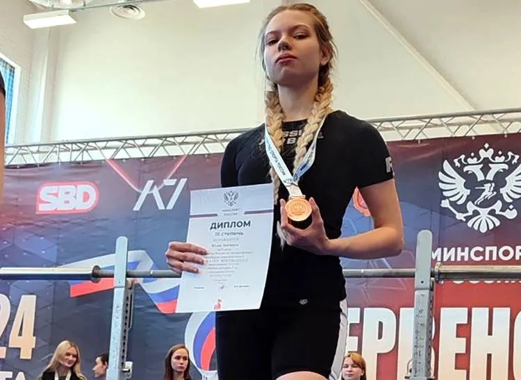 20-летняя спортсменка из Волгограда Юлия Зинченко завоевала бронзовую медаль на юношеско-юниорском первенстве России в Туле, повторив свой прошлогодний успех. В соревнованиях приняли участие более 300 атлетов со всей страны, и Юлия, воспитанница тренера Дениса Полянского, показала выдающийся результ