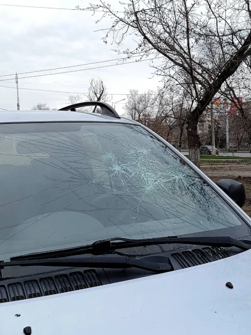 В Волгограде на припаркованный Hyundai бросили кирпич — разбито лобовое стекло