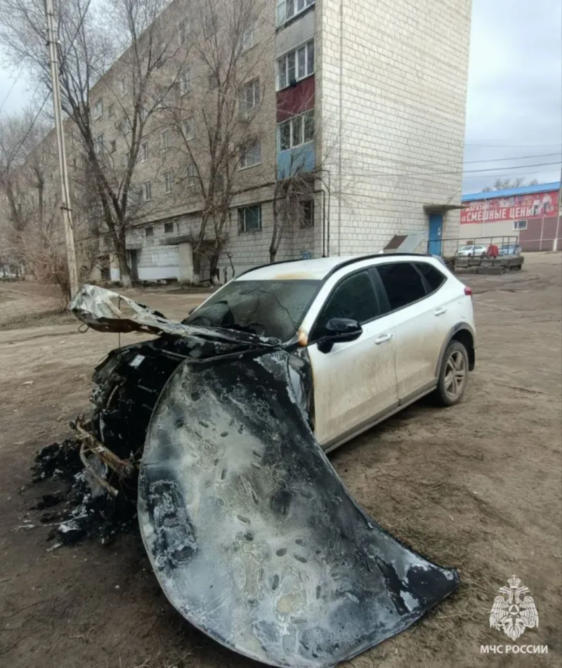В Жирновске пожарные потушили загоревшийся автомобиль