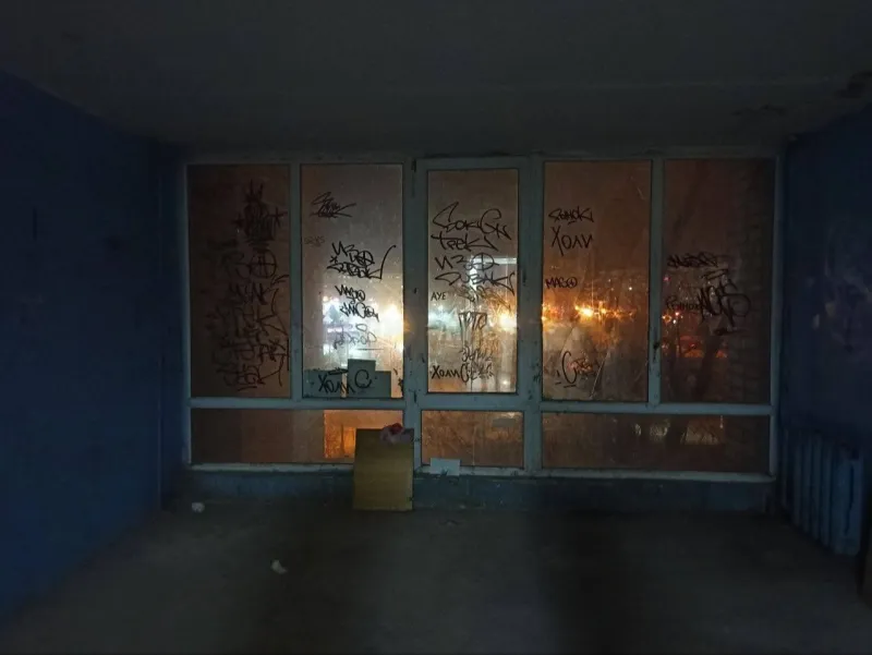 «Гетто по-волжски от ООО УК ЖИЛДОМ»: жители жалуются на запущенный подъезд дома №30 по бульвару Профсоюзов