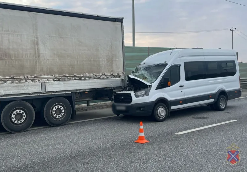 На трассе под Волгоградом столкнулись Ford Transit и Mercedes: пострадал ребёнок
