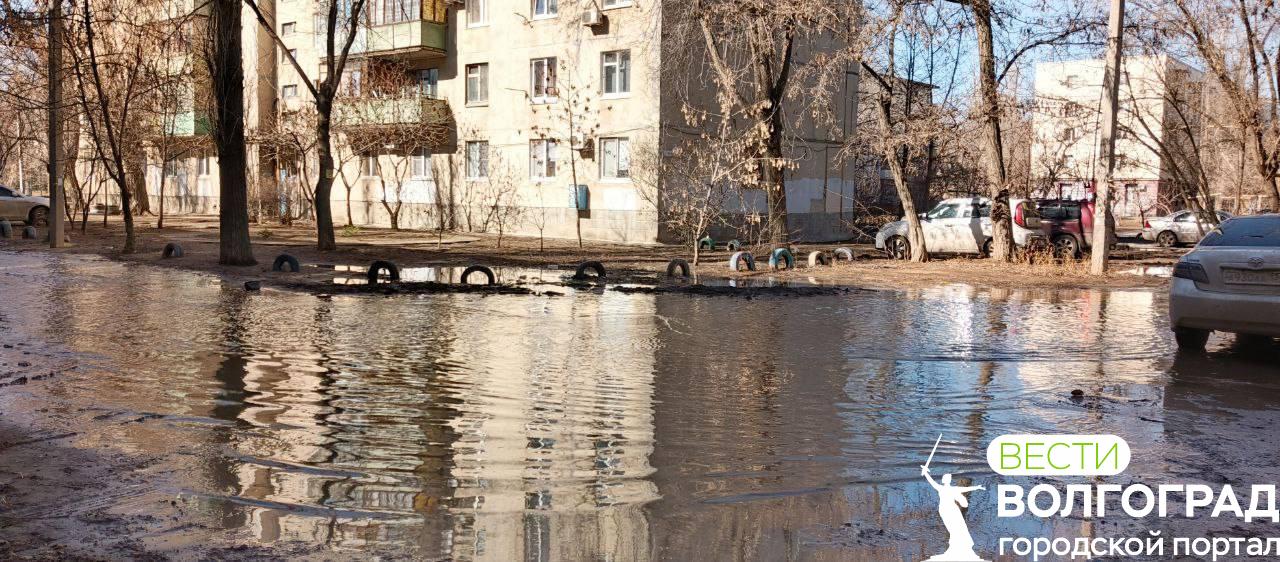 Улица Карбышева превратилась в Венецию: волгоградцы жалуются на затопленные дороги