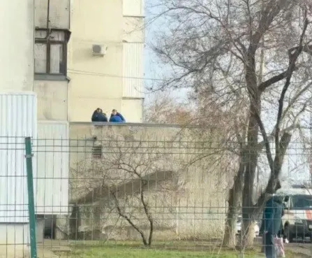 В Волгограде на улице Историческая 140, человек выпал из окна