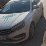 В Волжском на улице Оломоуцкой неизвестные испортили автомобиль Lada Vesta: порезали шины и облили кузов зеленкой