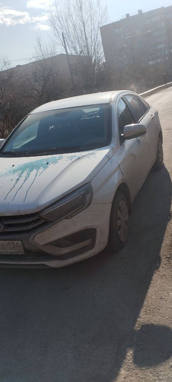 В Волжском на улице Оломоуцкой неизвестные испортили автомобиль Lada Vesta: порезали шины и облили кузов зеленкой