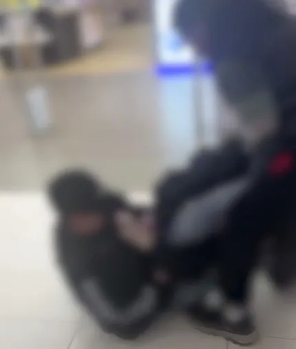 Видео драки в ТРЦ «Акварель»: жестокая потасовка в Волгограда