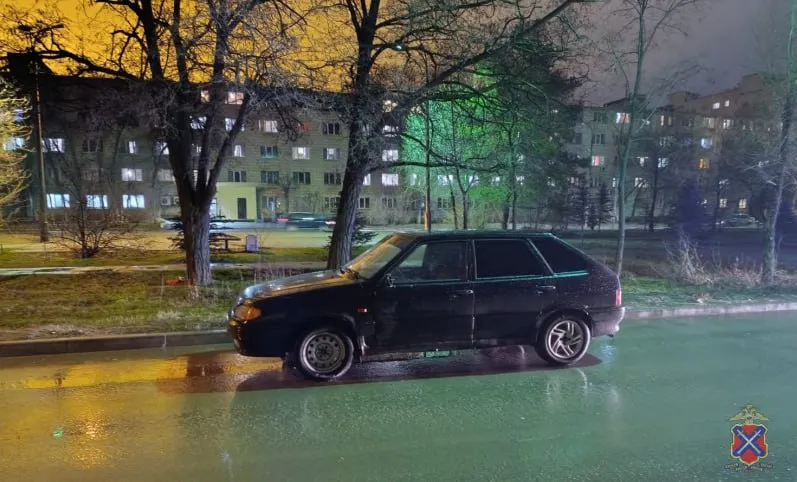 Во Волжском водитель сбил женщину, переходившую дорогу в неположенном месте
